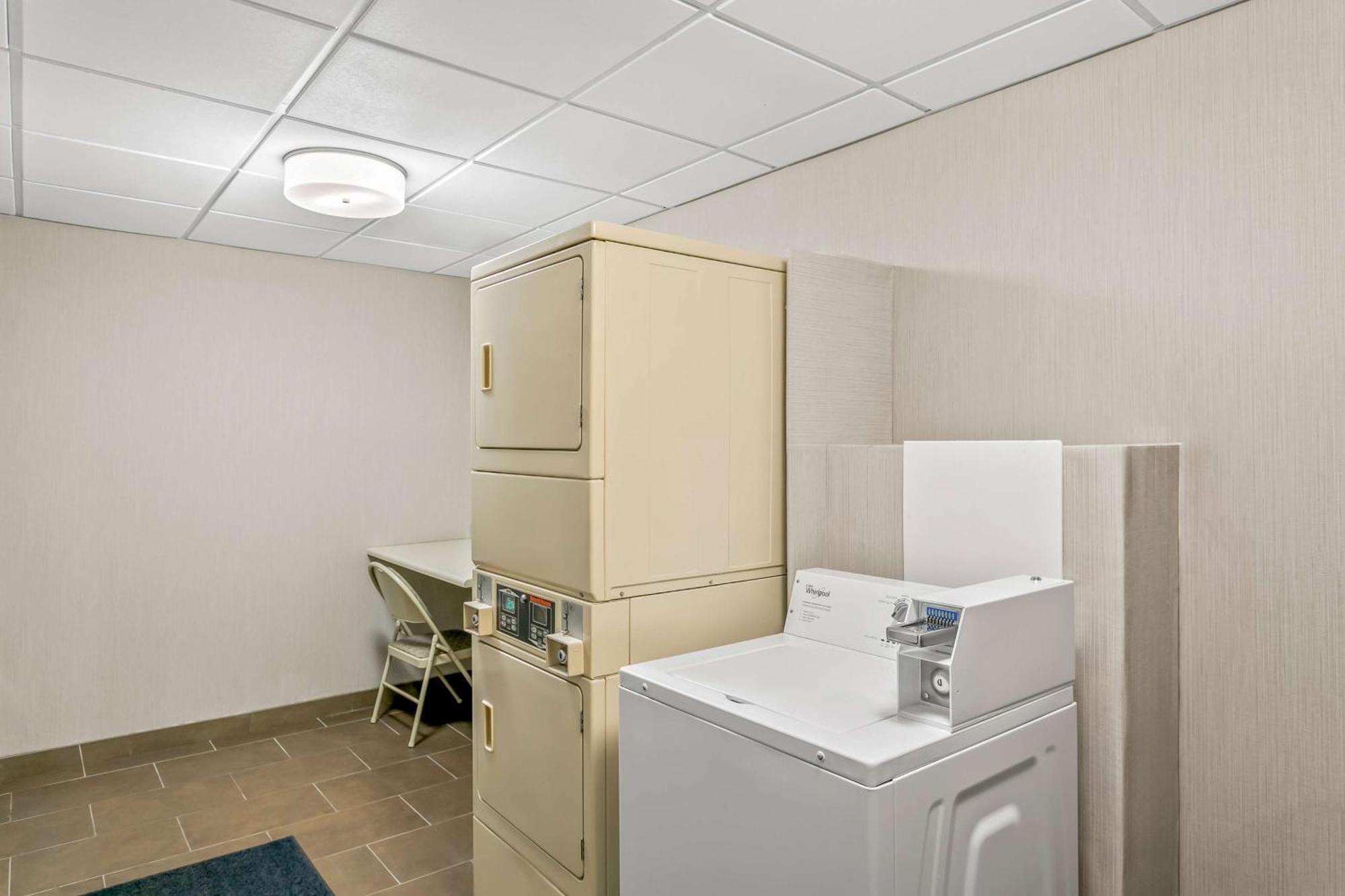 Hampton Inn Bowie Exterior photo